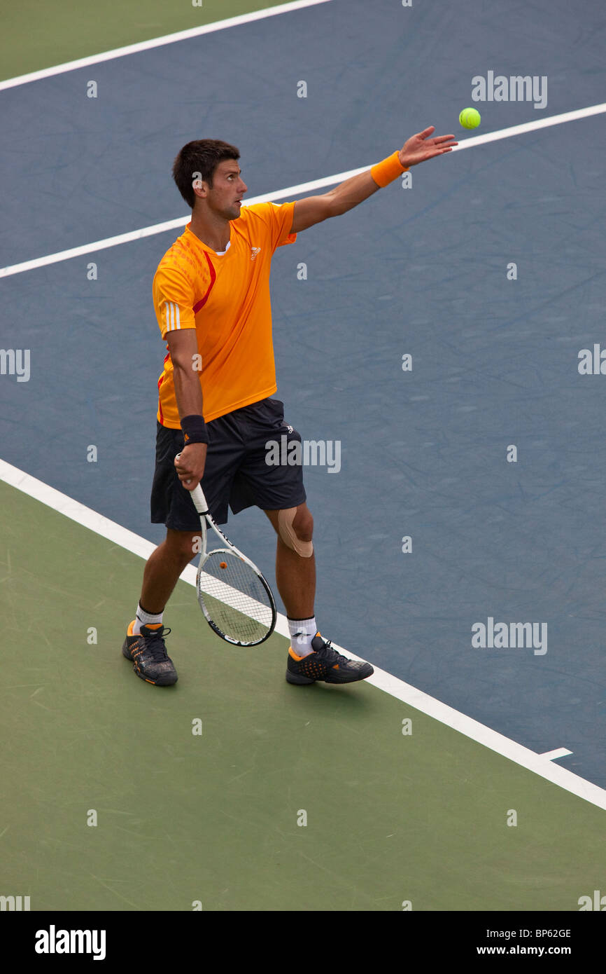 Novak Djokovic (SRB) compitiendo en los hombres solteros semifinales en la edición 2009 del US Open de tenis Foto de stock