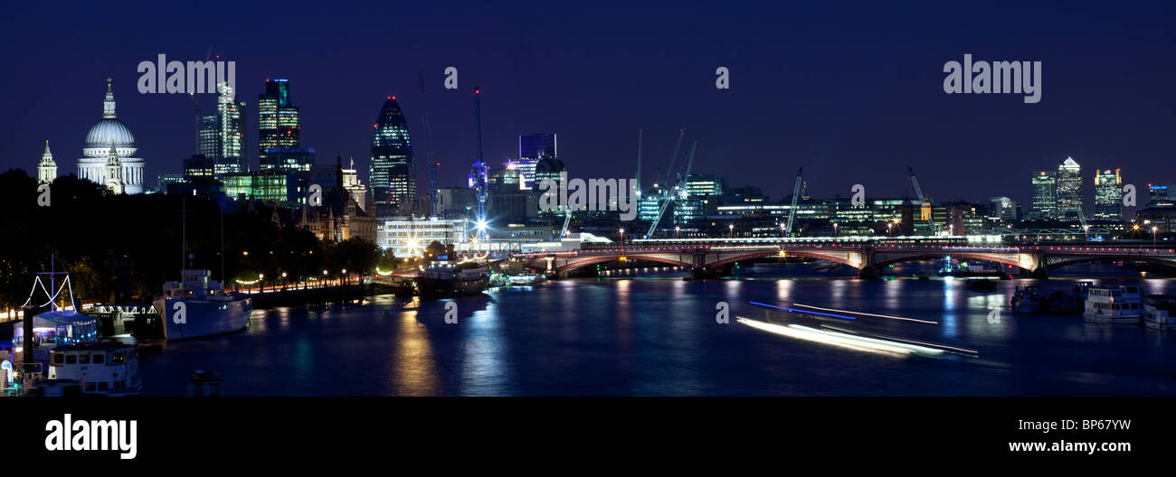 Ciudad de Londres al anochecer, desde San Pablo hasta Canary Wharf Foto de stock