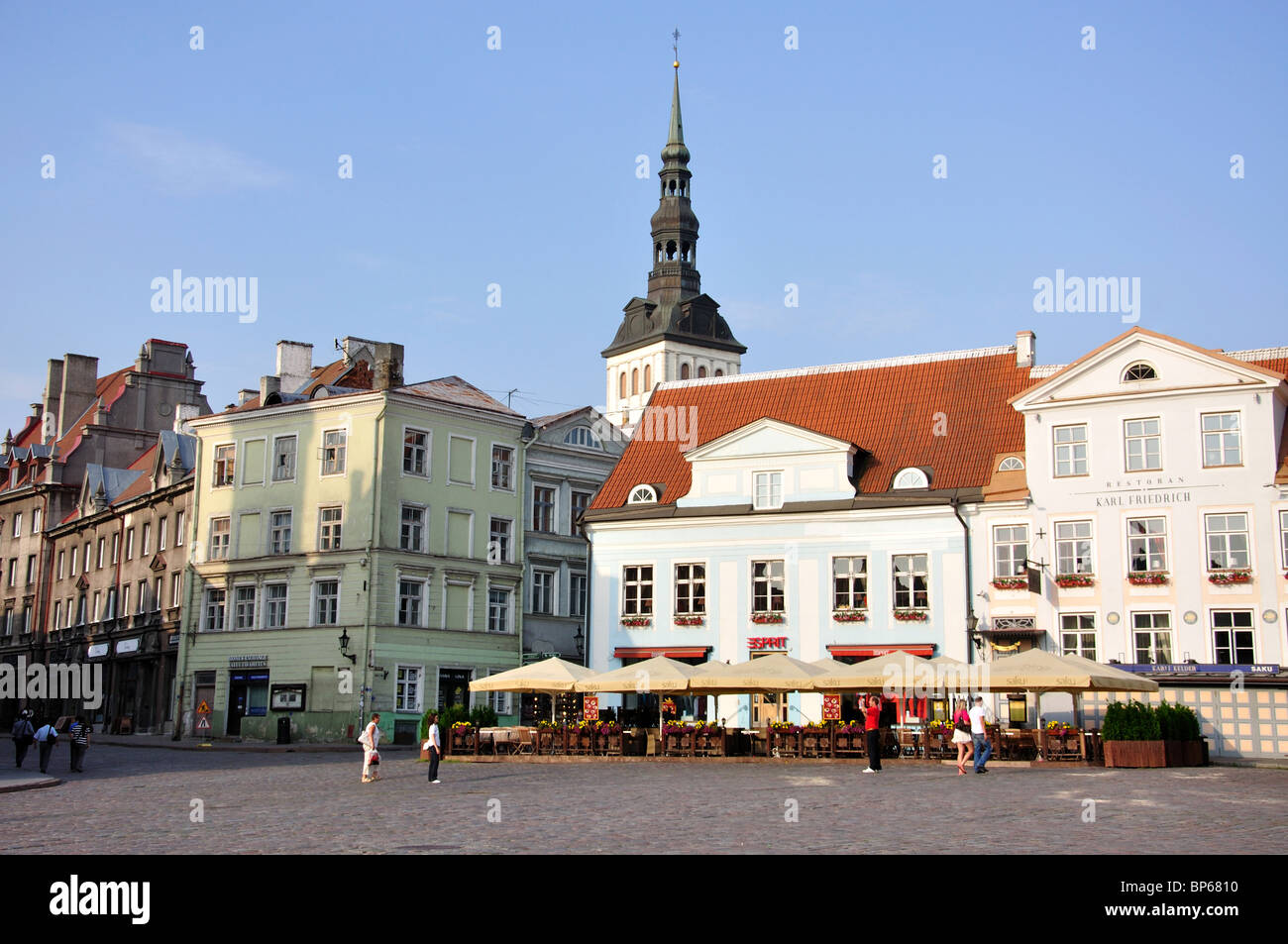 Raekoja Plats, Old Town, Tallin, el condado de Harju, República de Estonia Foto de stock