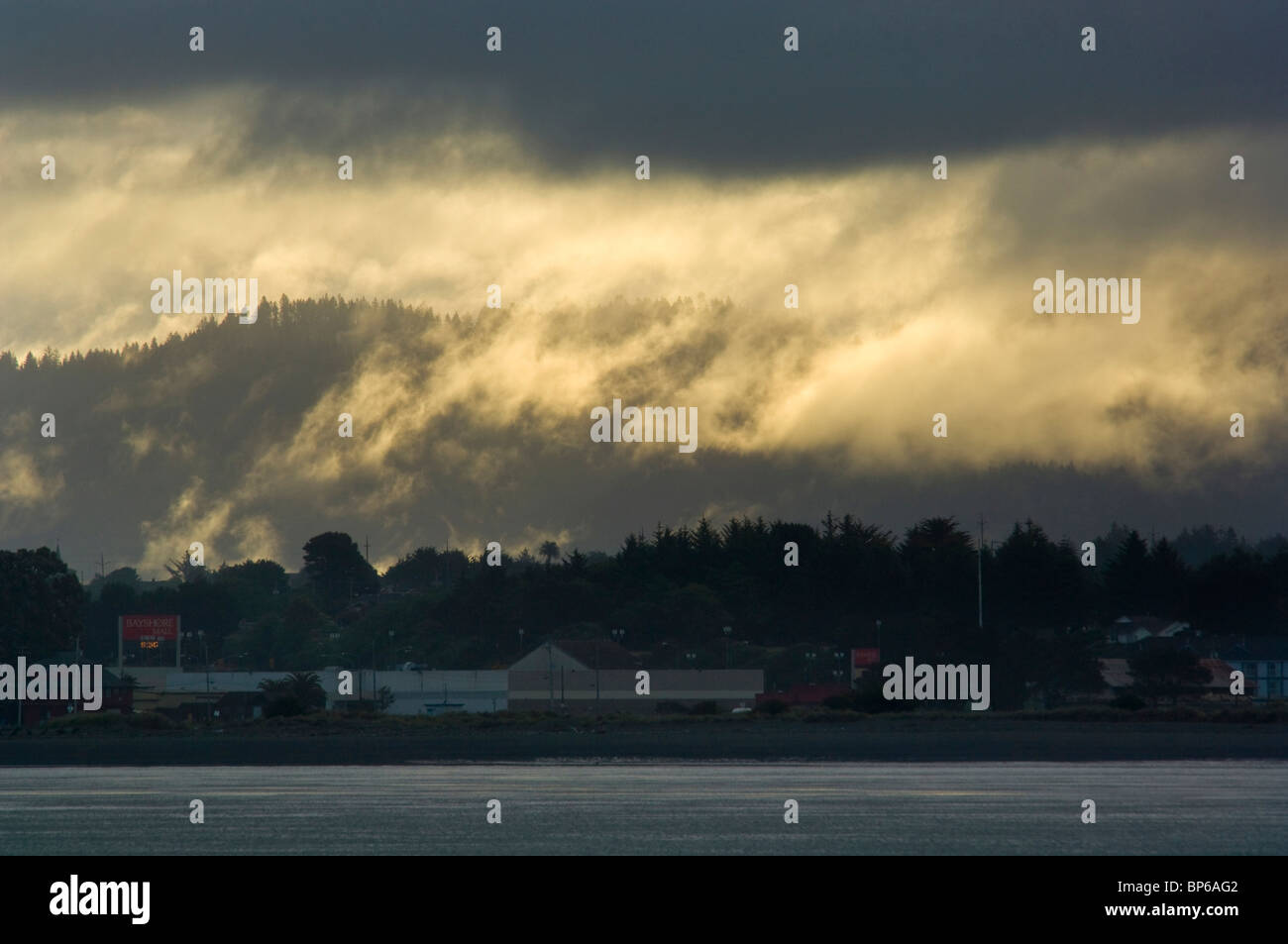 La luz de la mañana sobre nubes de tormenta sobre el Centro Comercial Eureka, cerros y Bahía Humboldt Humboldt County, California Foto de stock