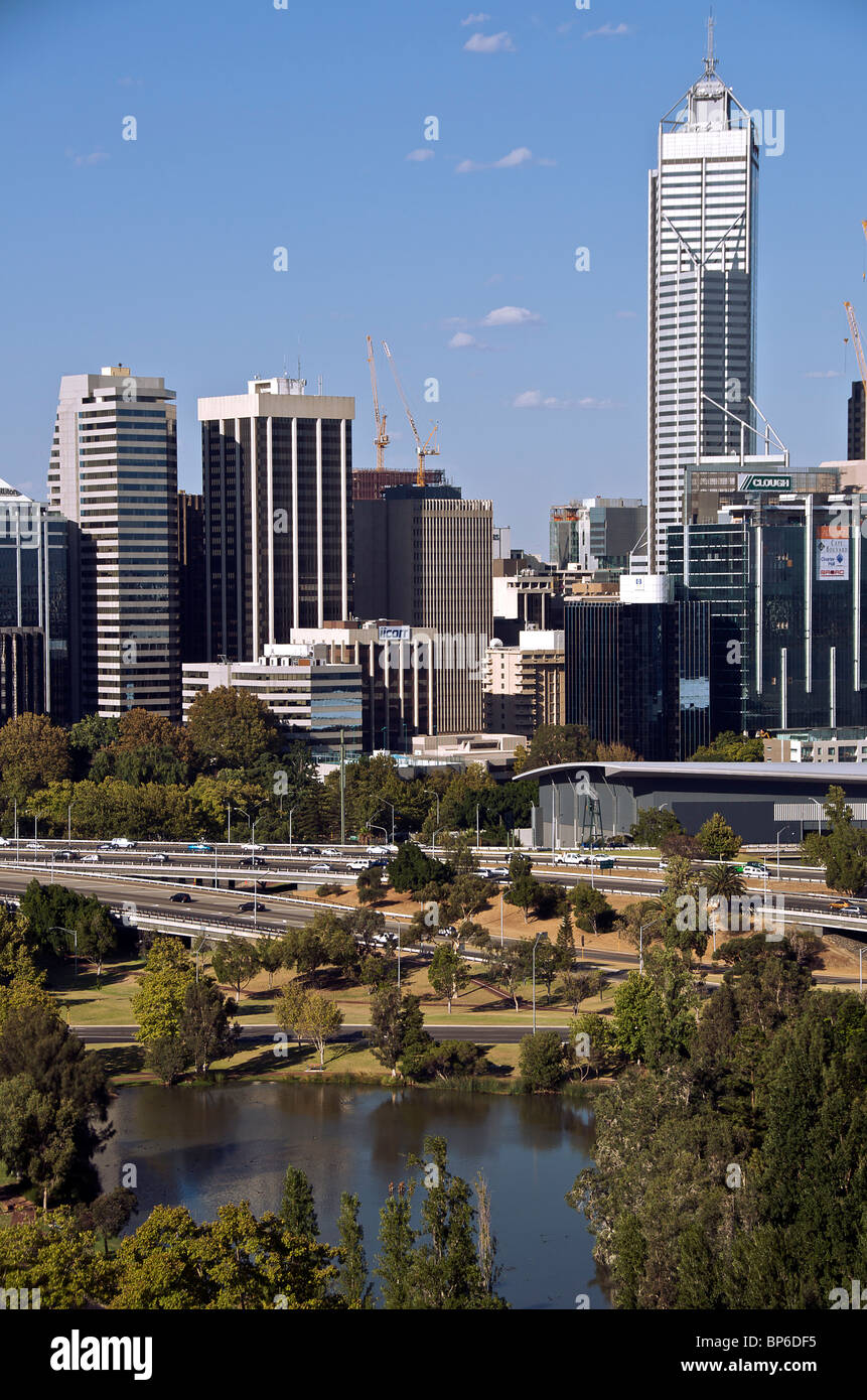 Los Edificios Rascacielos de la ciudad desde el Parque Kings Perth Australia Occidental Foto de stock