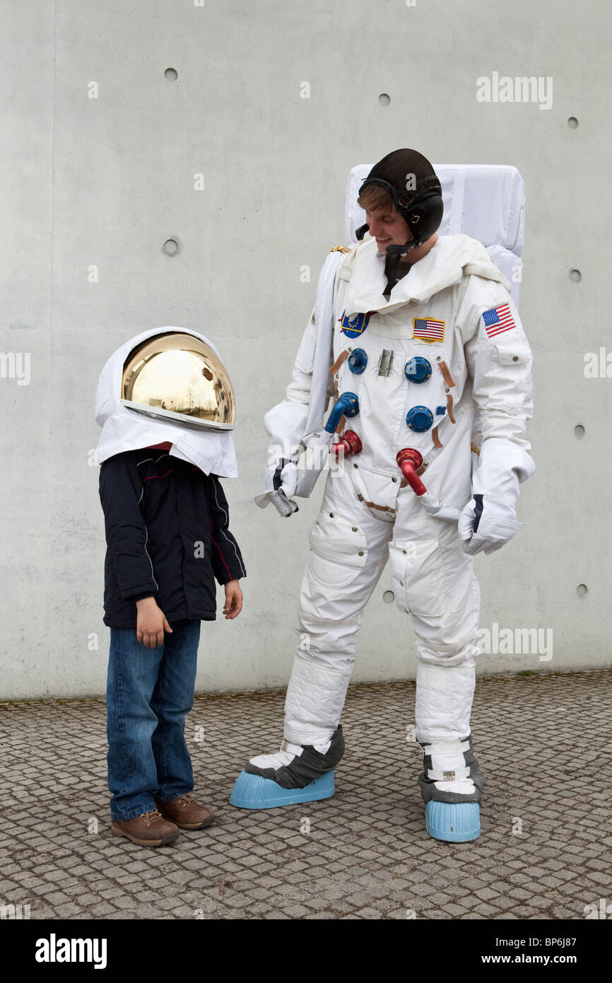 Un Niño Pequeño Quiere Volar En El Espacio Usando Casco Astronauta. Foto de  archivo - Imagen de traje, estudiante: 277622892