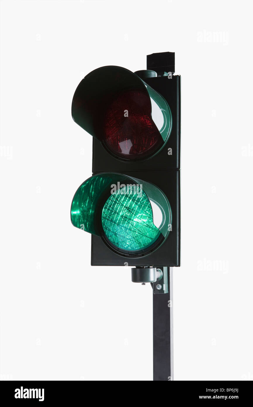 Un semáforo con la luz verde encendida Foto de stock