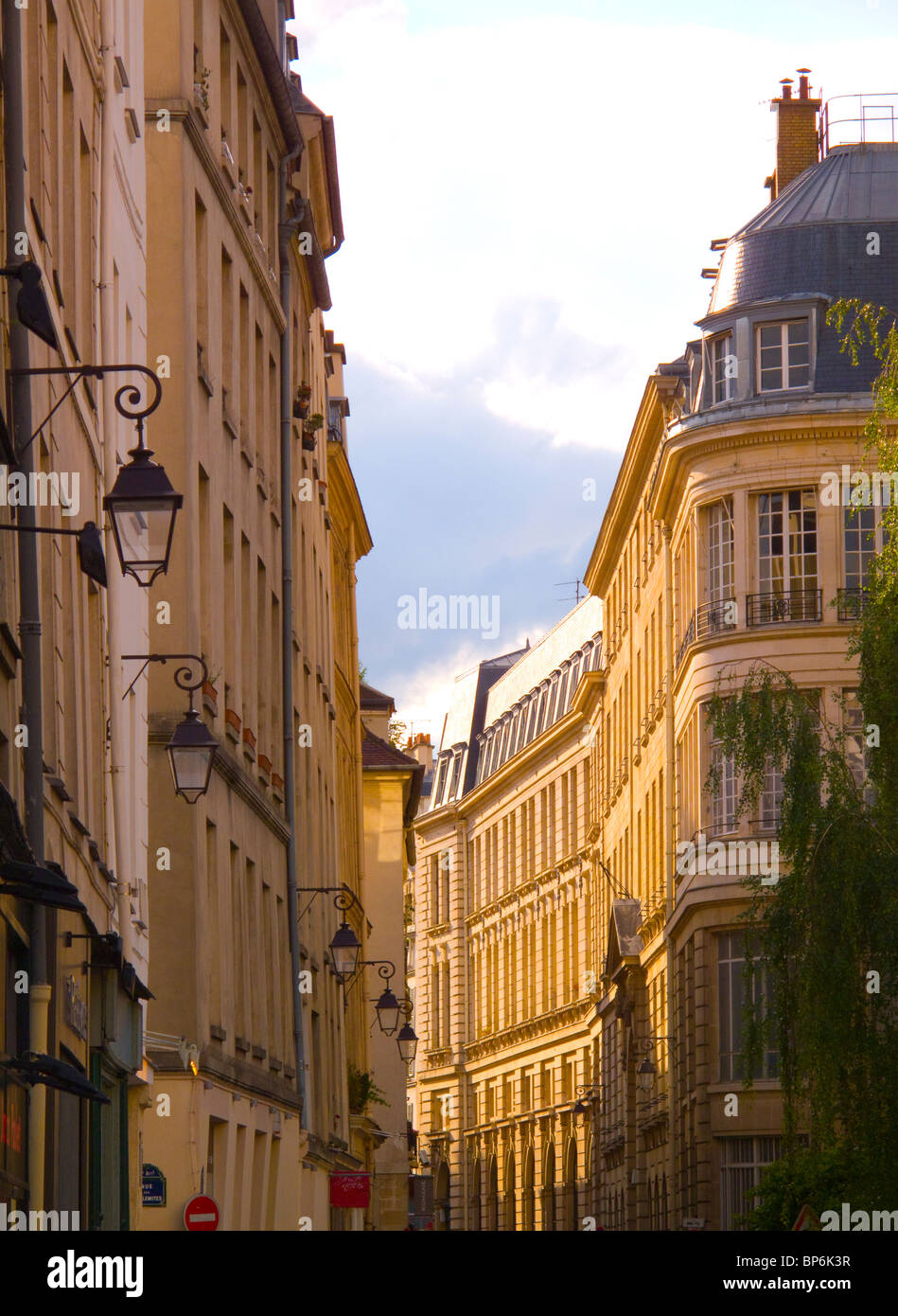Edificios de apartamentos en el barrio de Le Marais de París al atardecer Foto de stock