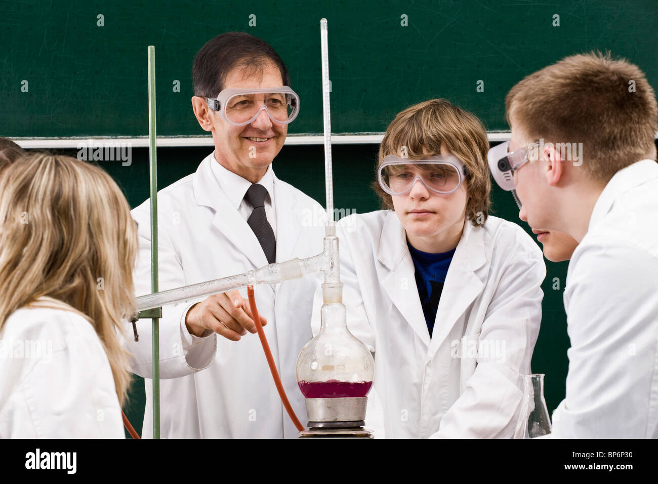 Un maestro que muestra a sus alumnos un experimento de química Foto de stock