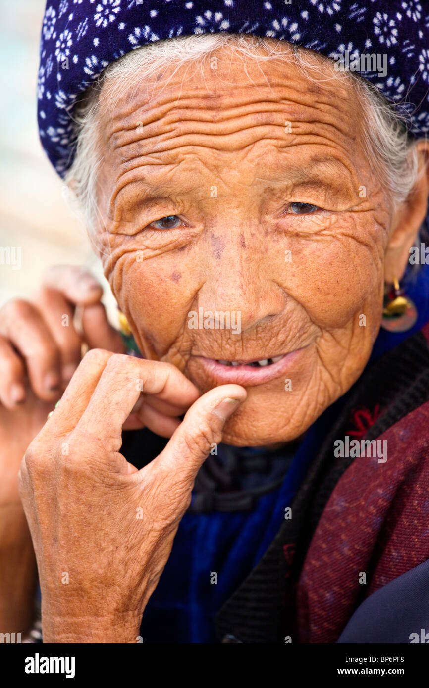 Bai Elerly mujer minoría étnica en Xizhou village, justo en las afueras de Dalí, China Foto de stock