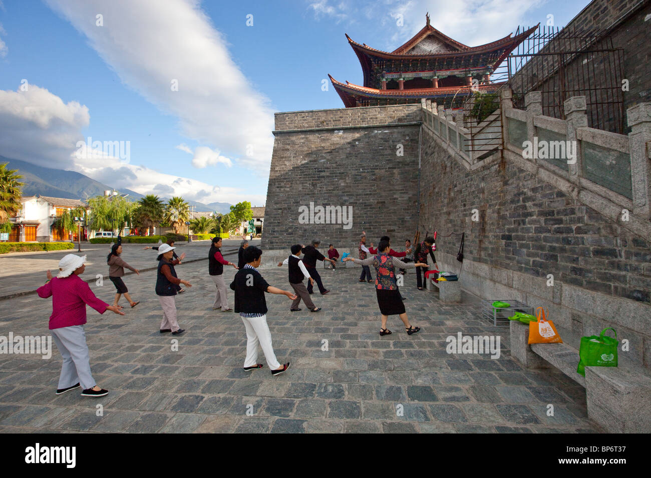 Las mujeres ejercen en la mañana, la Puerta Norte de las murallas de la antigua ciudad de Dali, China Foto de stock