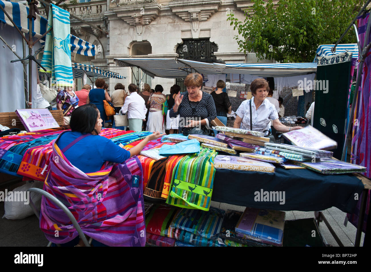 Las mujeres comprar tela en un mercado callejero en Santander, España  Fotografía de stock - Alamy