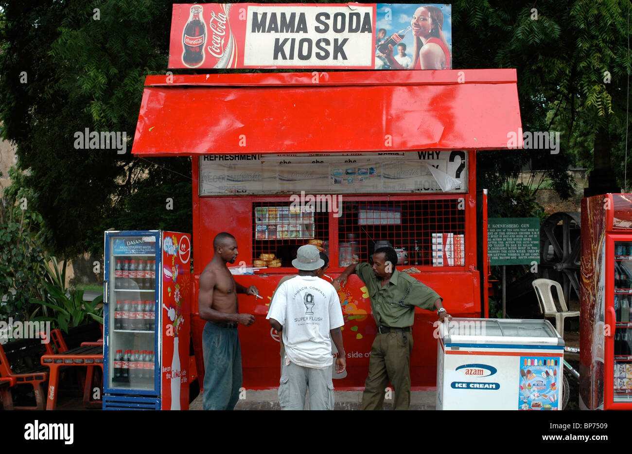 Quiosco con publicidad de Coca Cola en el casco antiguo de Mombasa Kenya Fotografía de stock Alamy