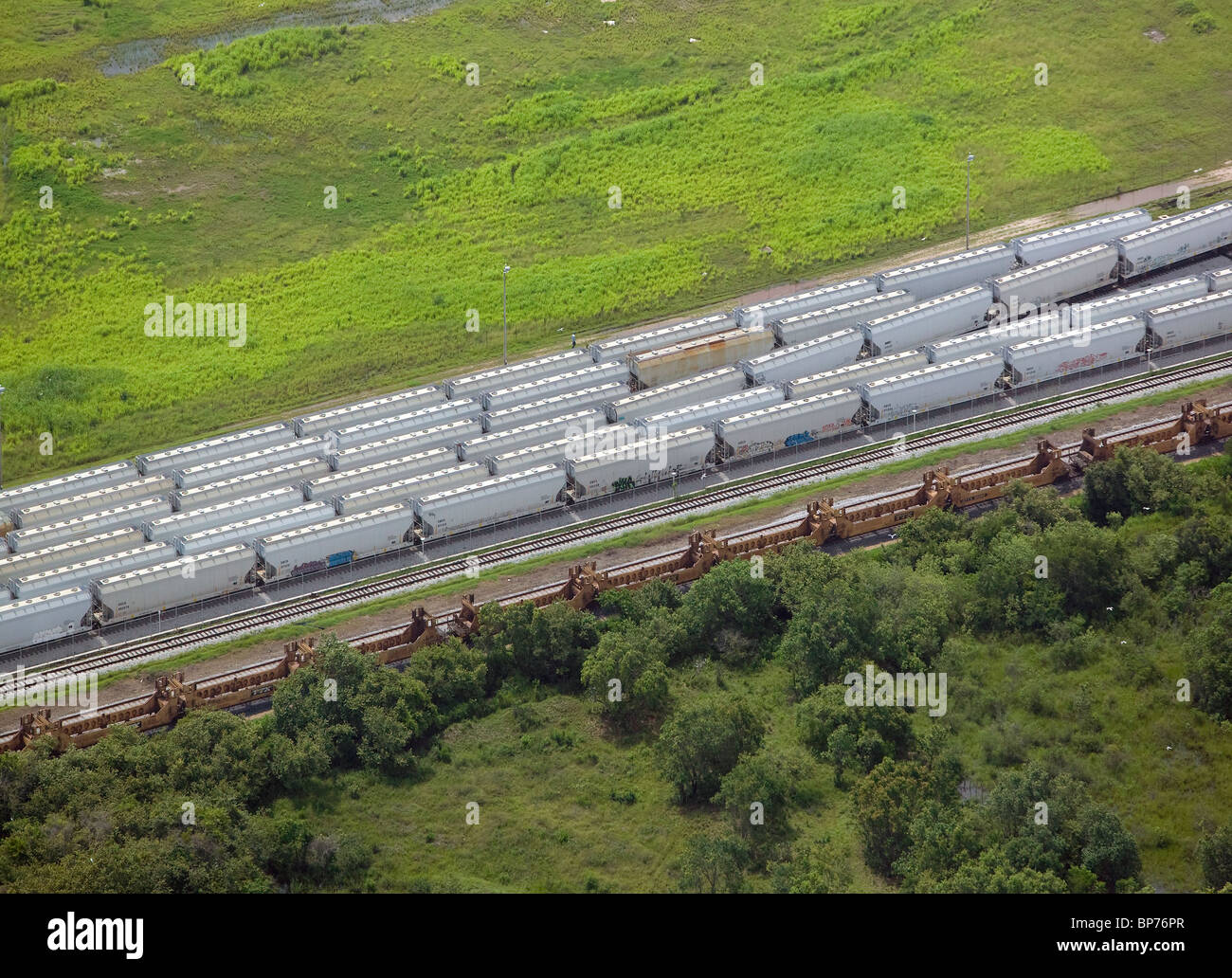 Vista aérea por encima de los coches del ferrocarril noroeste de México Foto de stock