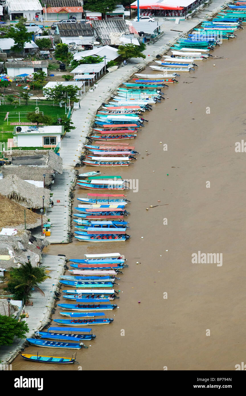 Vista aérea anteriormente acoplado barcas de pesca río atracó en el noreste de México Foto de stock