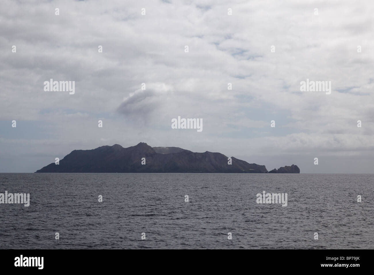 Una vista de la Isla Blanca Volcán en Nueva Zelanda Foto de stock