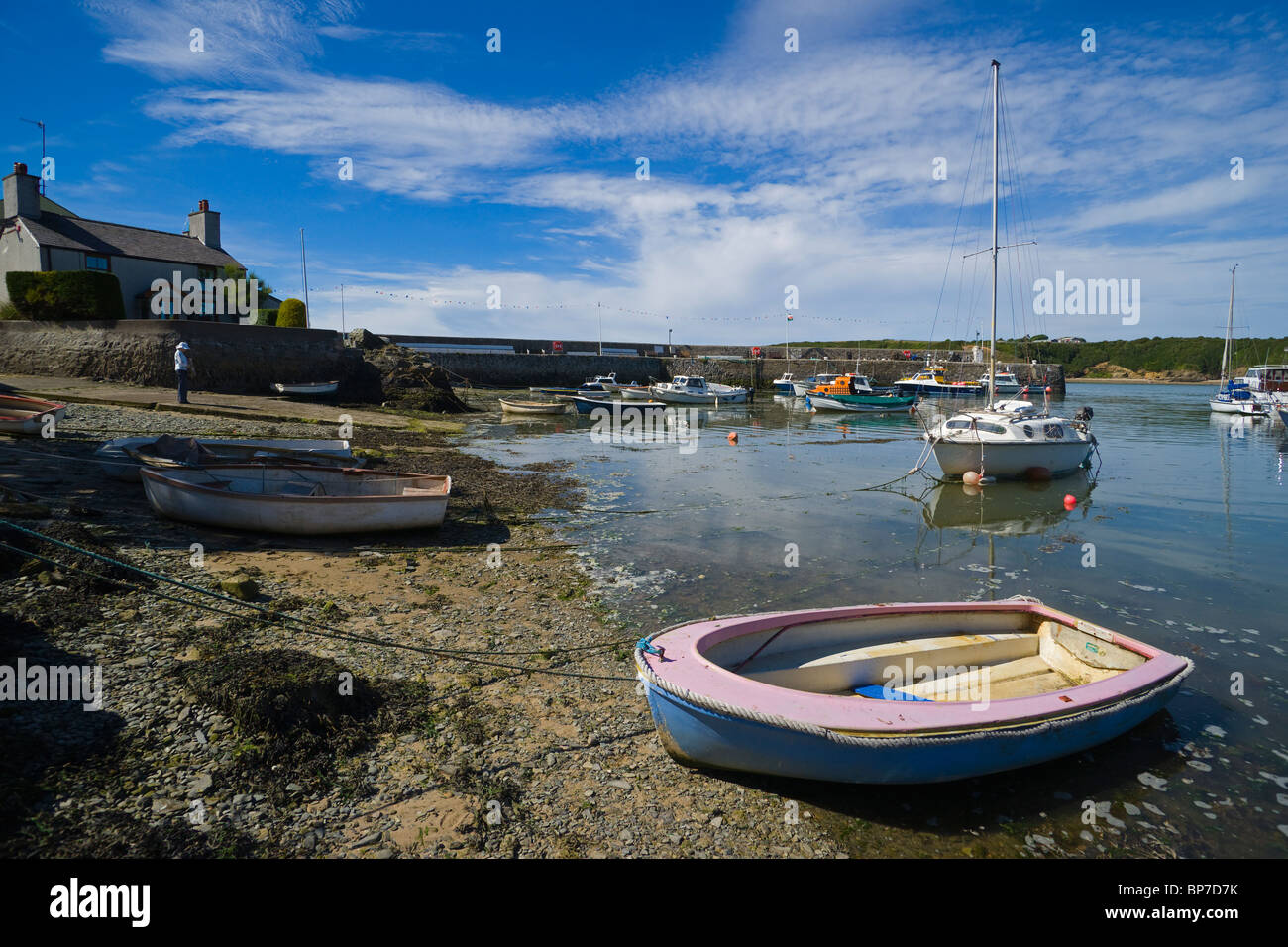 Cemaes Bay y Pier, Anglesey, Norte de Gales, Reino Unido Foto de stock