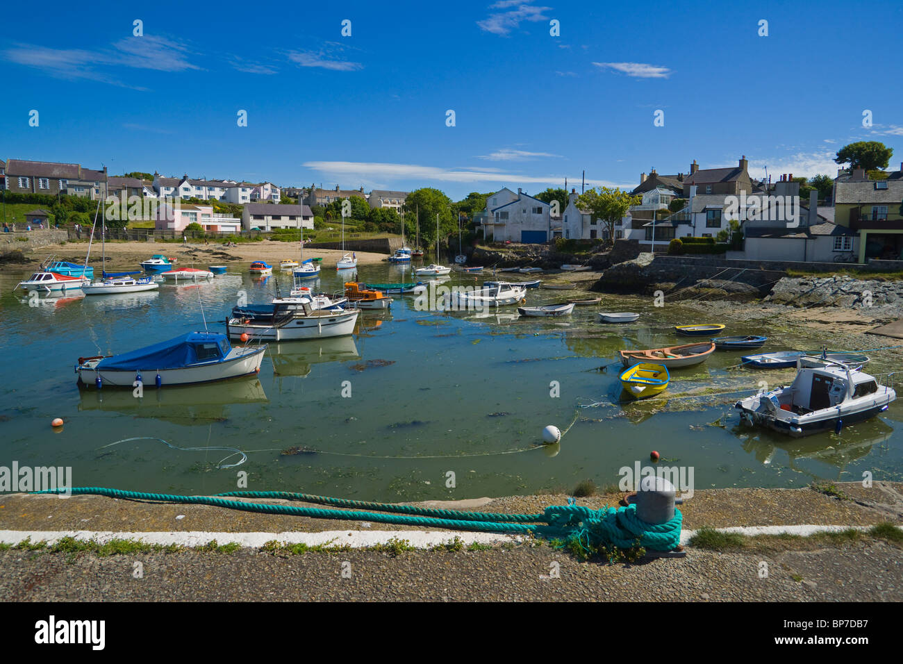 Cemaes Bay y Pier, Anglesey, Norte de Gales, Reino Unido Foto de stock