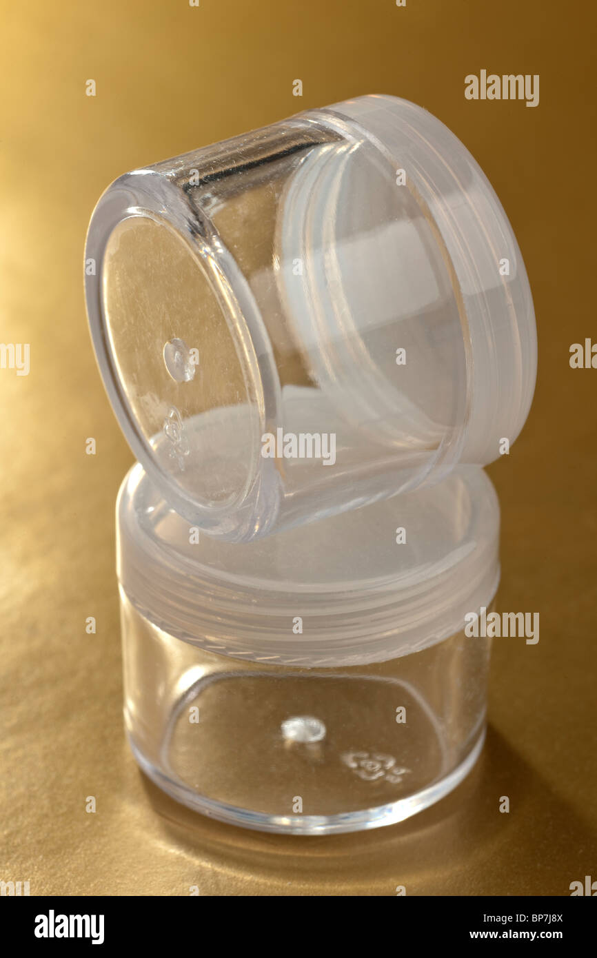 Dos pequeños recipientes de plástico para productos cosméticos vacía claro  con tornillo tops Fotografía de stock - Alamy