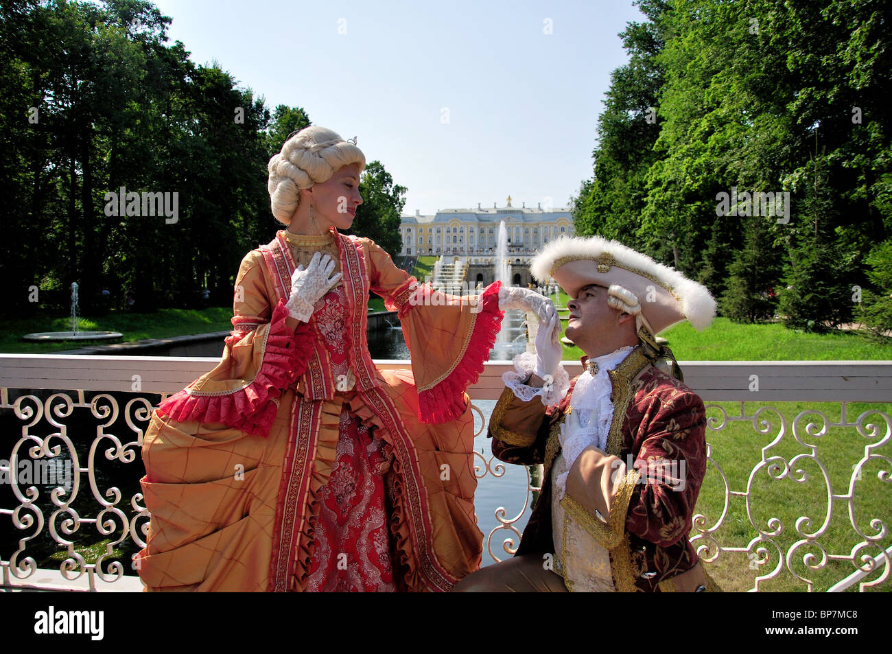 Pareja con trajes de época en Lower Garden, el Gran Palacio Peterhof, Peterhof, San Petersburgo, en el noroeste de la región, Rusia Foto de stock