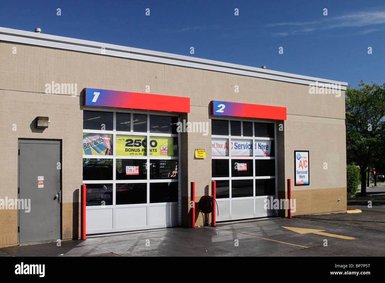 Oilchange fotografías e imágenes de alta resolución Alamy