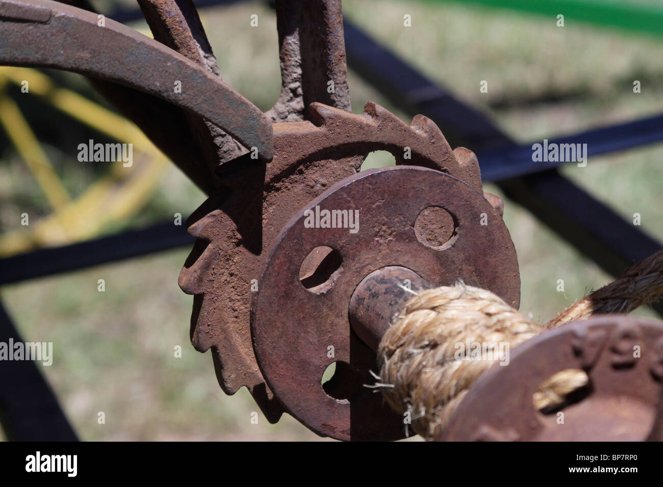 El trinquete y el trinquete en el malacate de maquinaria agrícola Foto de stock