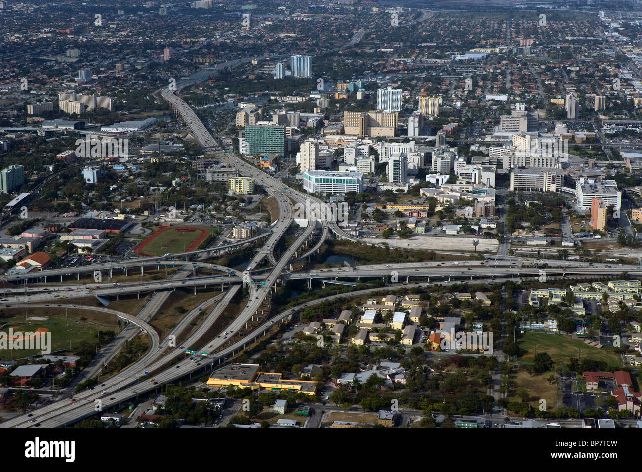 Vista aérea por encima de I-95, I-395 intercambio interestatal de Miami, Florida Foto de stock