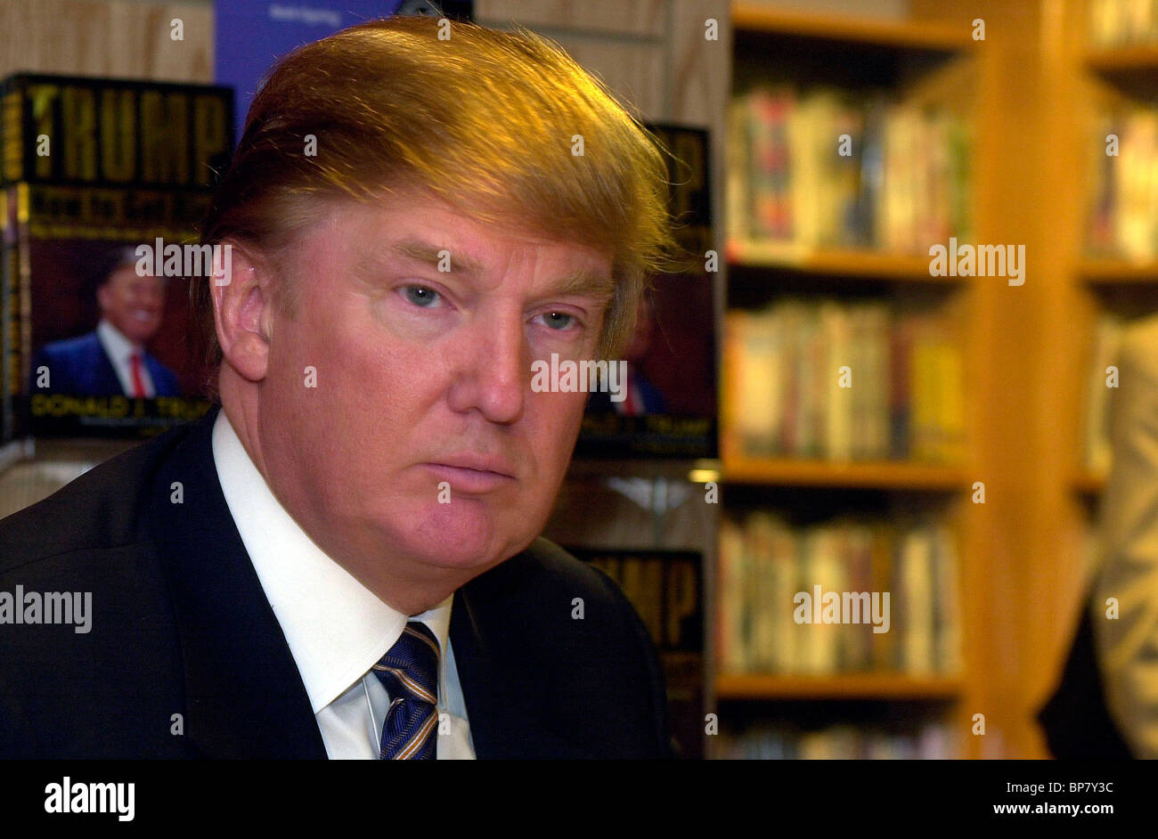 Fresco de su exitosa serie de televisión "El Aprendiz" Donald Trump signos de ejemplares de su nuevo libro "Triunfo: Cómo conseguir ricos' Foto de stock