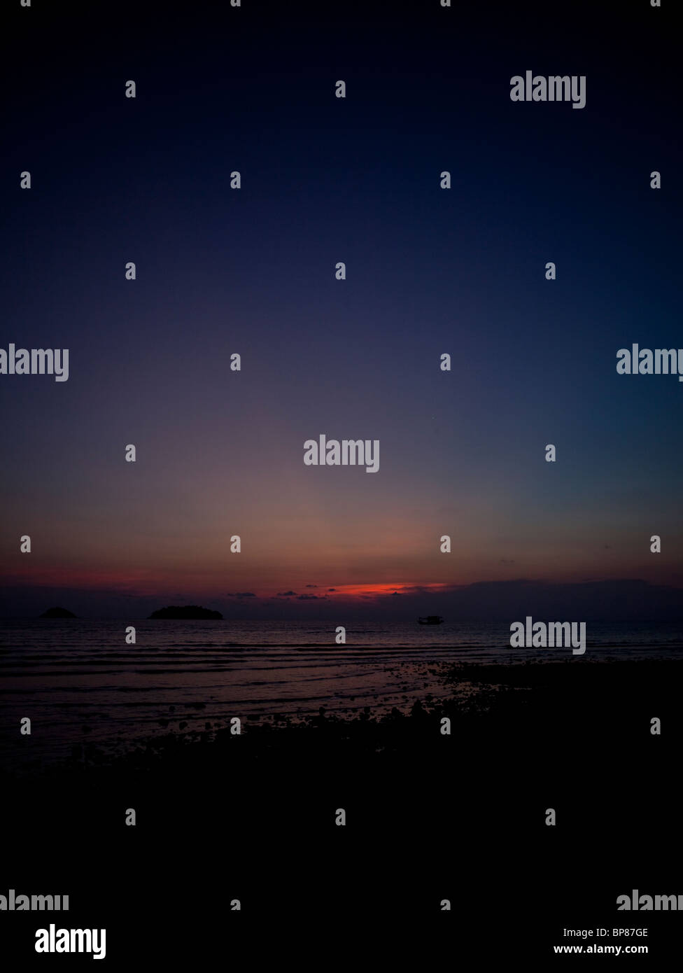 Oscuro cielo de colores del atardecer sobre el mar, Koh Chang, Tailandia Foto de stock