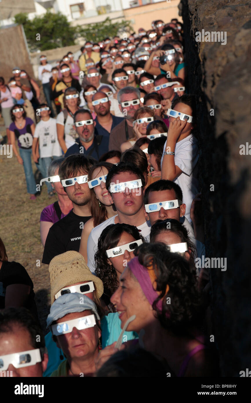 Unas 300 personas se reúnen para ver una doble puesta de sol que se produce en línea con las Pirámides de Güímar en el solsticio de verano Foto de stock