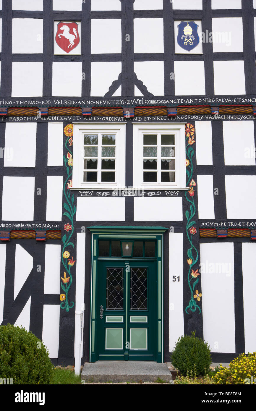 Foto de exterior, a principios de otoño, Día paredes entramadas en Kirchhundem, Sauerland, Alemania, Europa Foto de stock