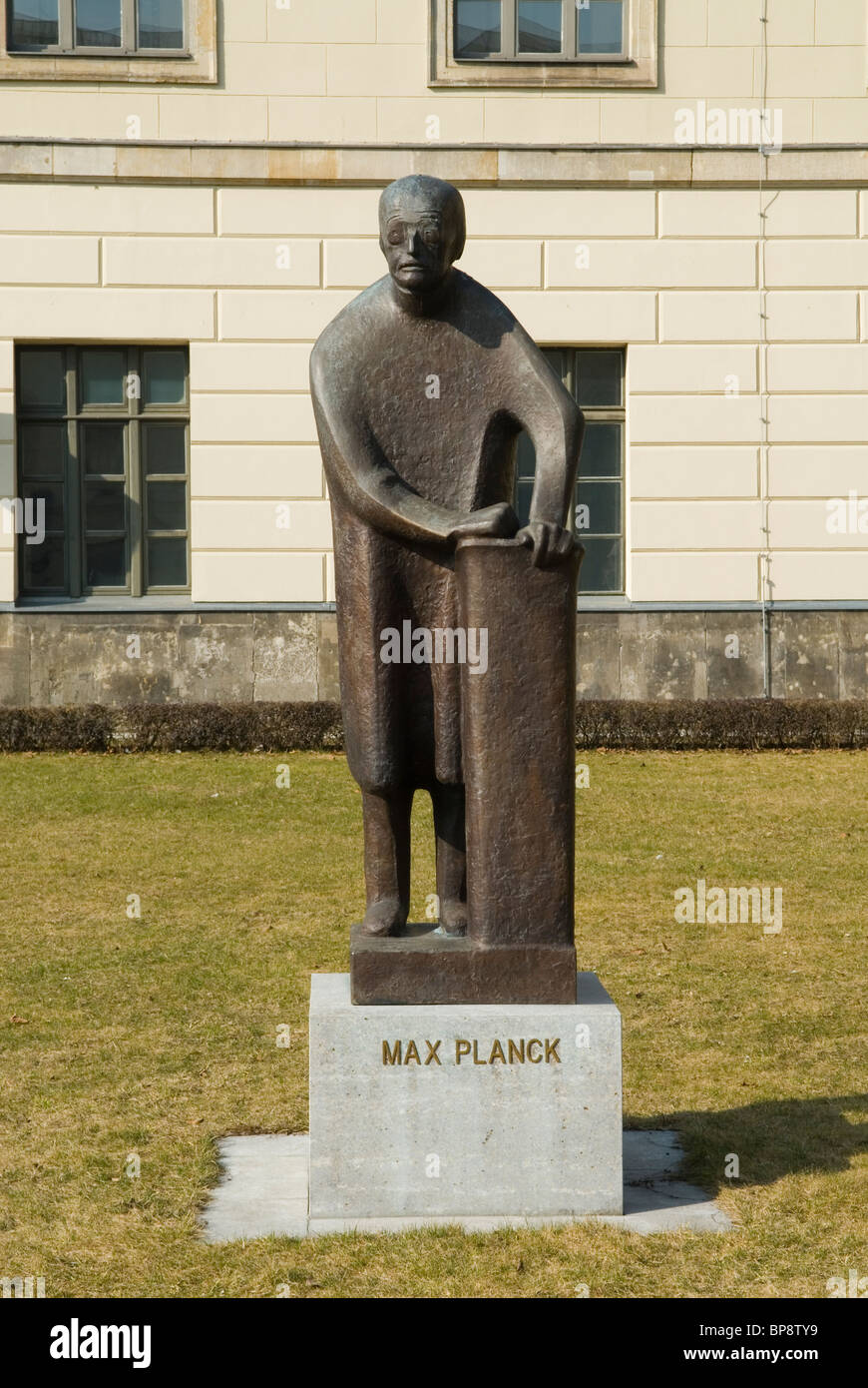 Estatua de Max Planck fuera de la Universidad Humboldt de Berlín, Alemania Foto de stock