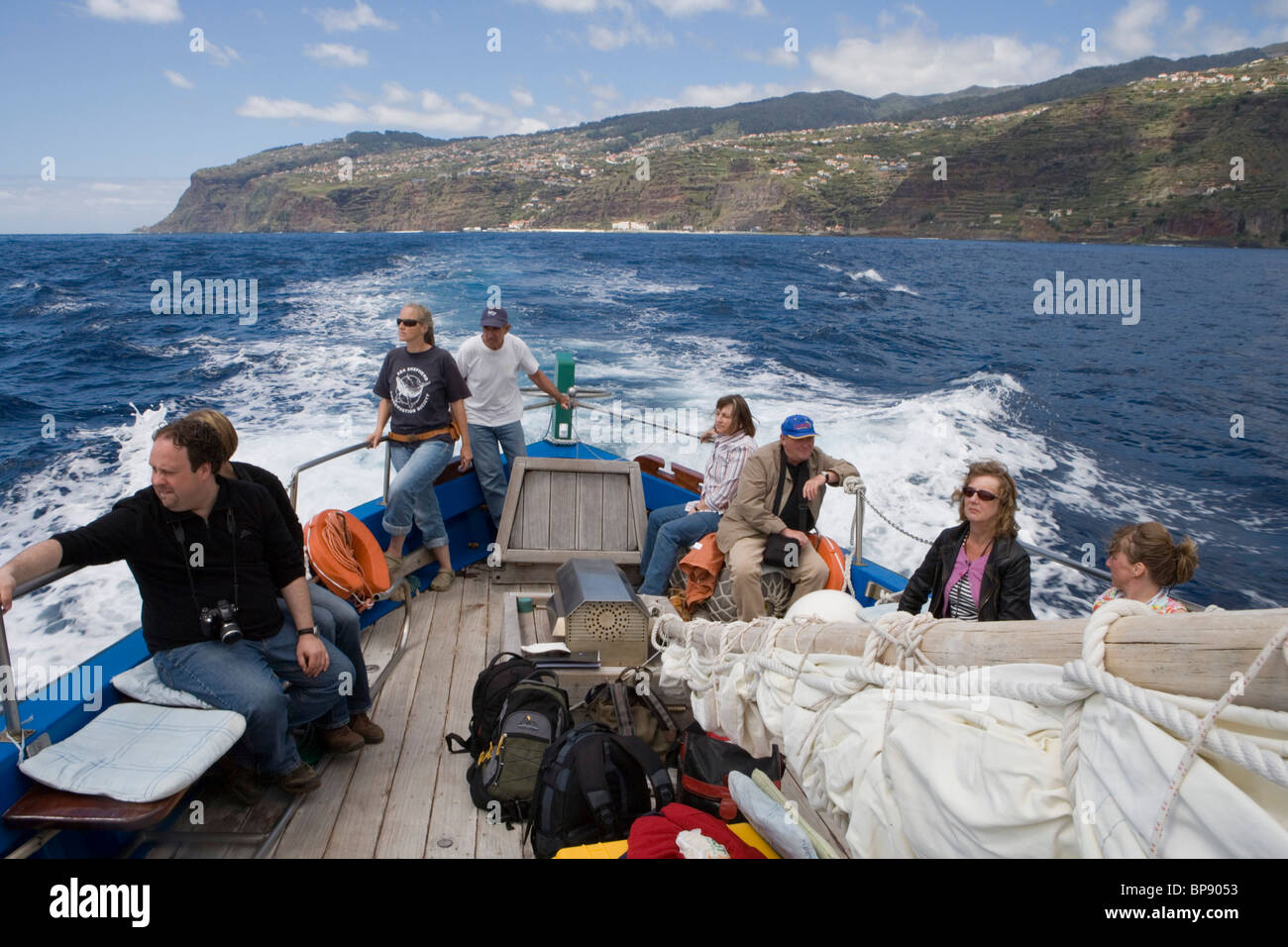 A bordo de un barco de avistamiento de ballenas de Ribeira Brava, cerca de Calheta, Madeira, Portugal Foto de stock