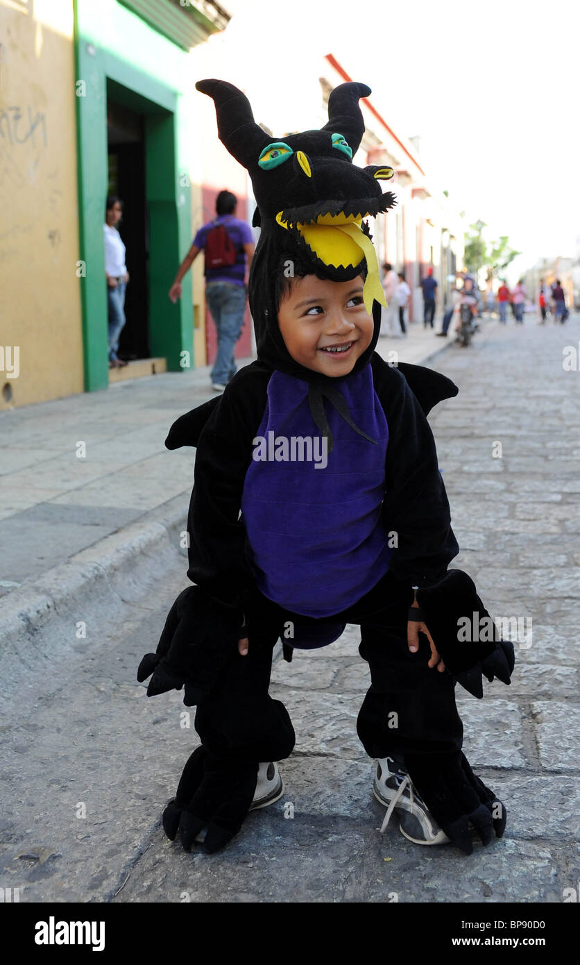 En el animal joven disfraces para celebrar 'Primavera', el festival de la  primavera en Oaxaca, México Fotografía de stock - Alamy