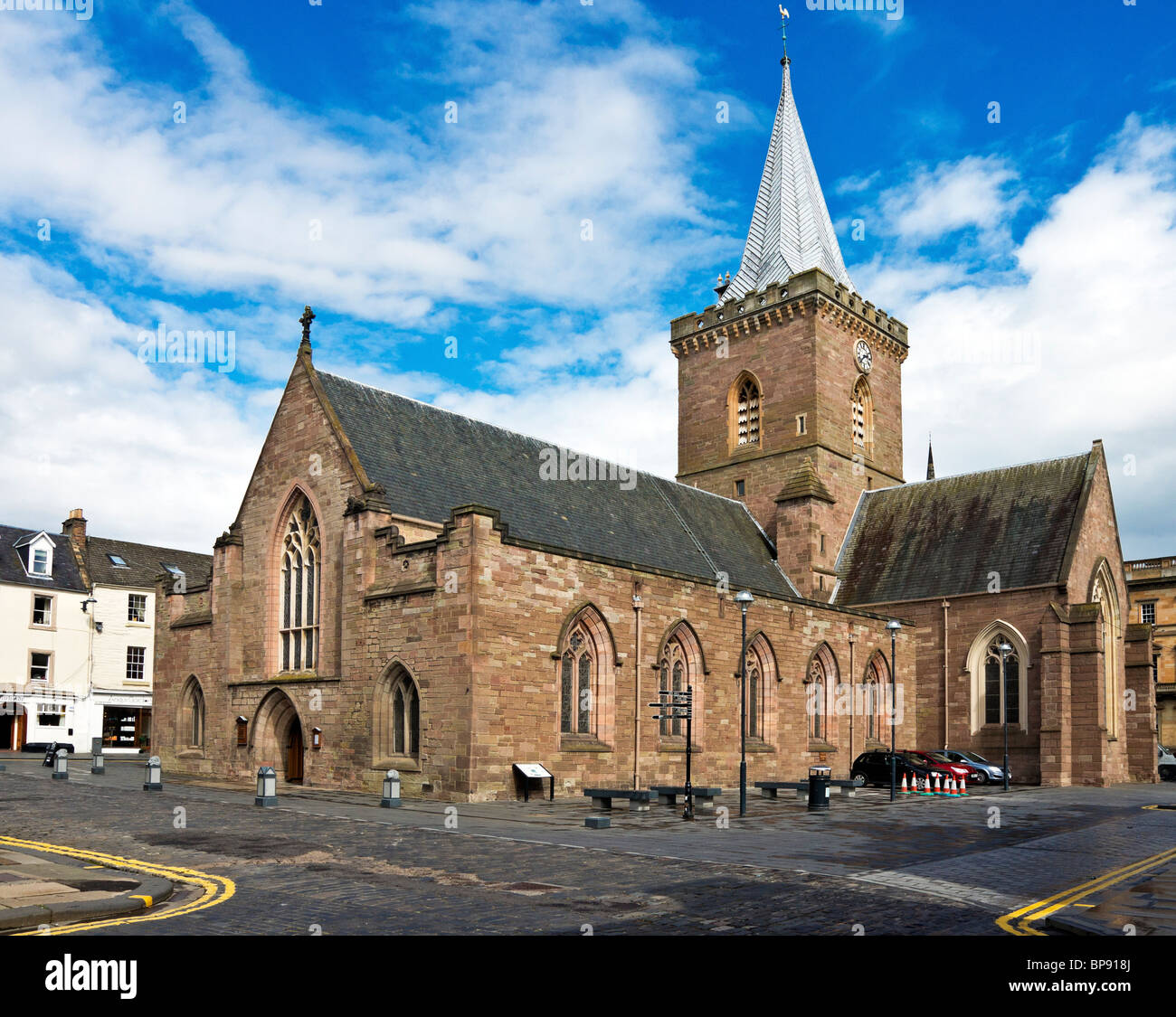 Saint John's Kirk de Perth en la ciudad entre Foto de stock