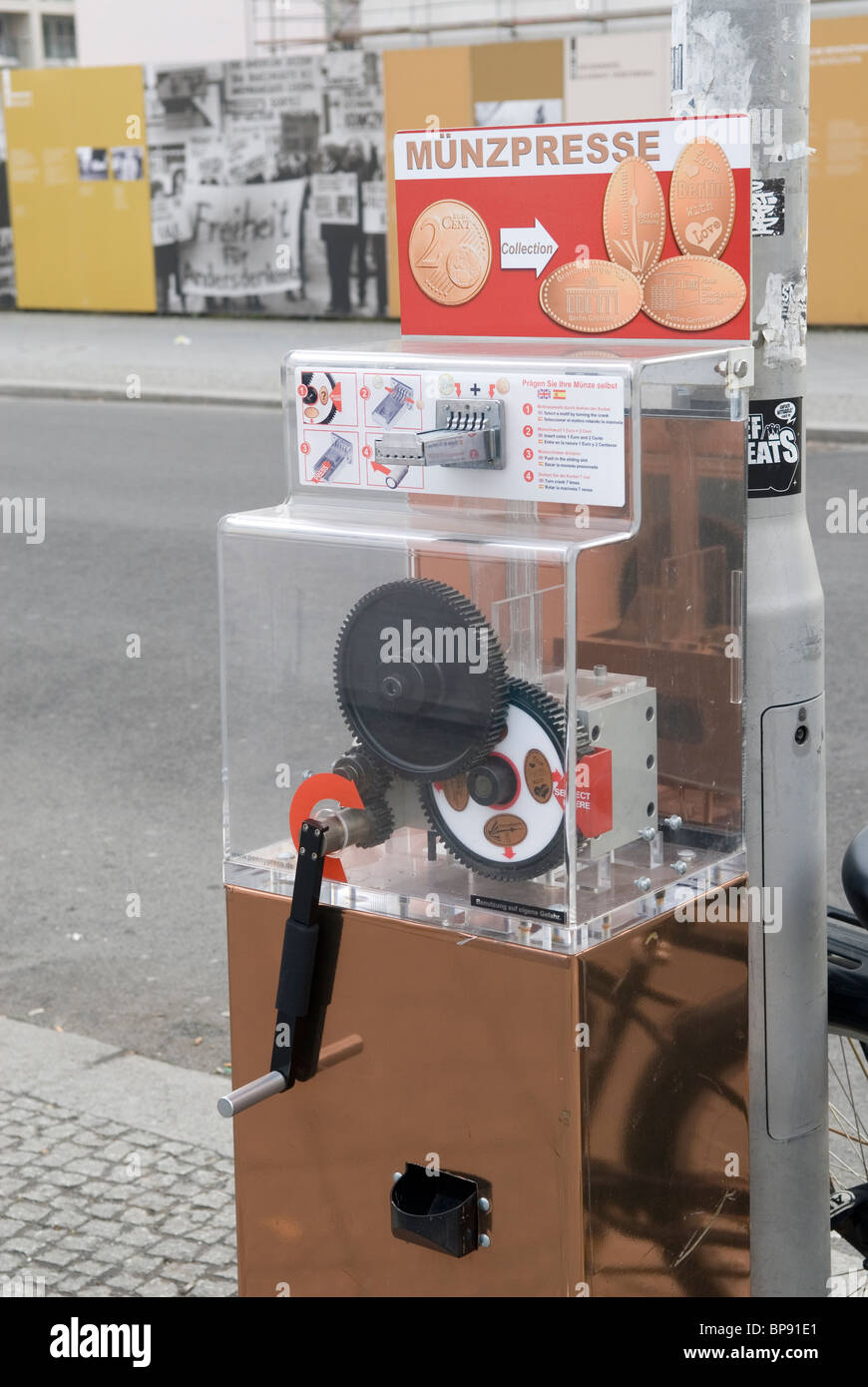 Máquina expendedora de cambio de monedas en el Checkpoint Charlie Berlin  Alemania Fotografía de stock - Alamy