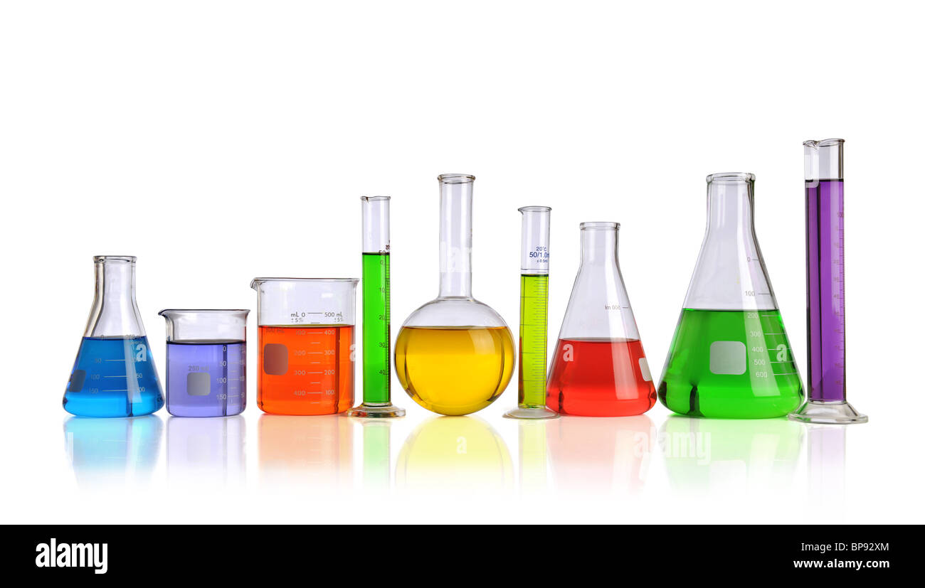 El material de vidrio de laboratorio con líquidos de diferentes colores aislados sobre fondo blanco. Foto de stock