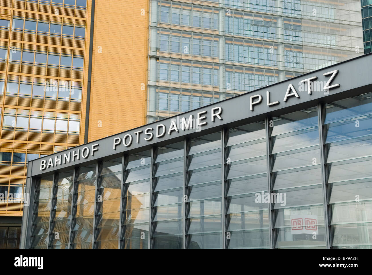 Banhof Postdamer Platz Berlín Alemania la construcción de la estación de tren Foto de stock