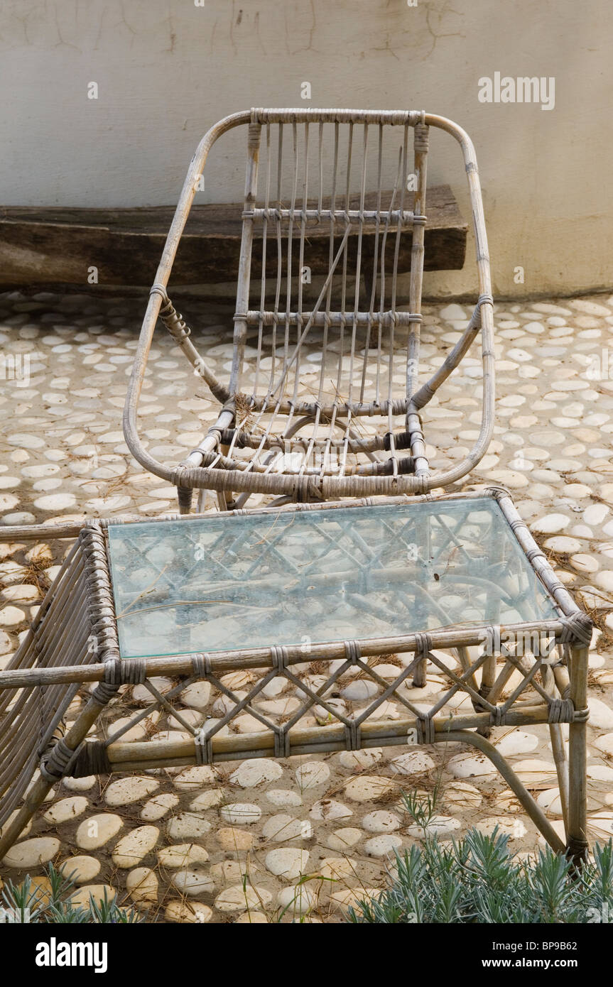 Vieja silla de bambú y la mesa en un patio abandonado el Líbano Oriente Medio Foto de stock
