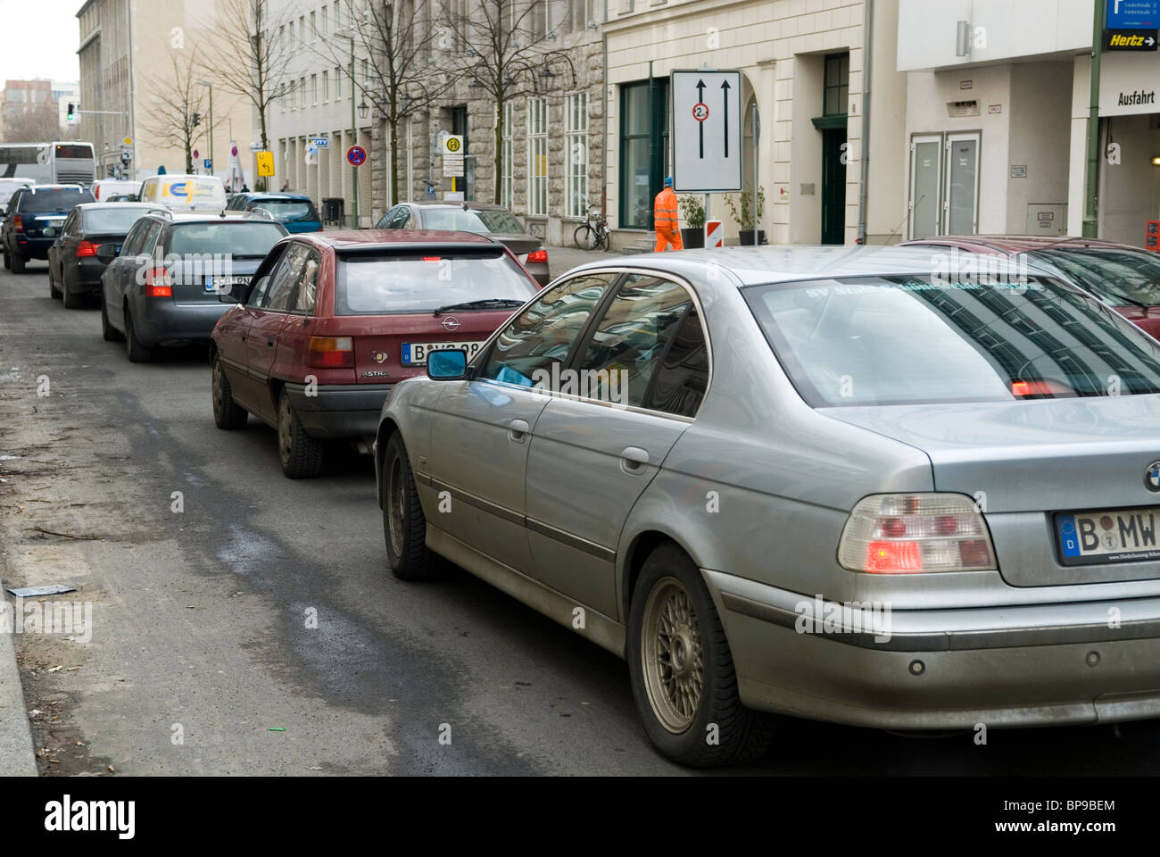 Atasco de tráfico en las calles de la ciudad de Berlín Alemania Europa Foto de stock