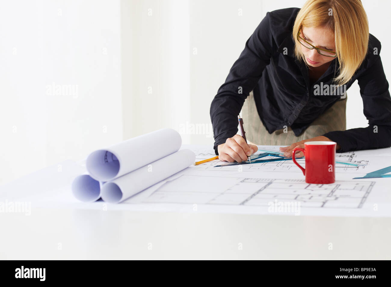 Arquitecto femenino dibujo en plano Foto de stock