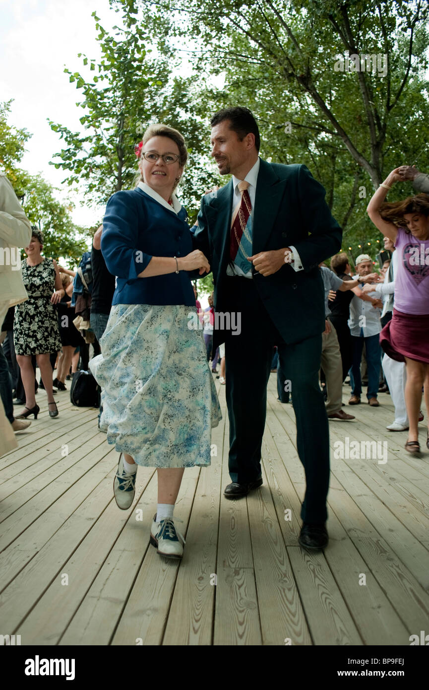 París, Francia, adultos en ropa retro estilo 'Rock n Roll' bailando en  'Paris Plages", Festival de Verano Fotografía de stock - Alamy