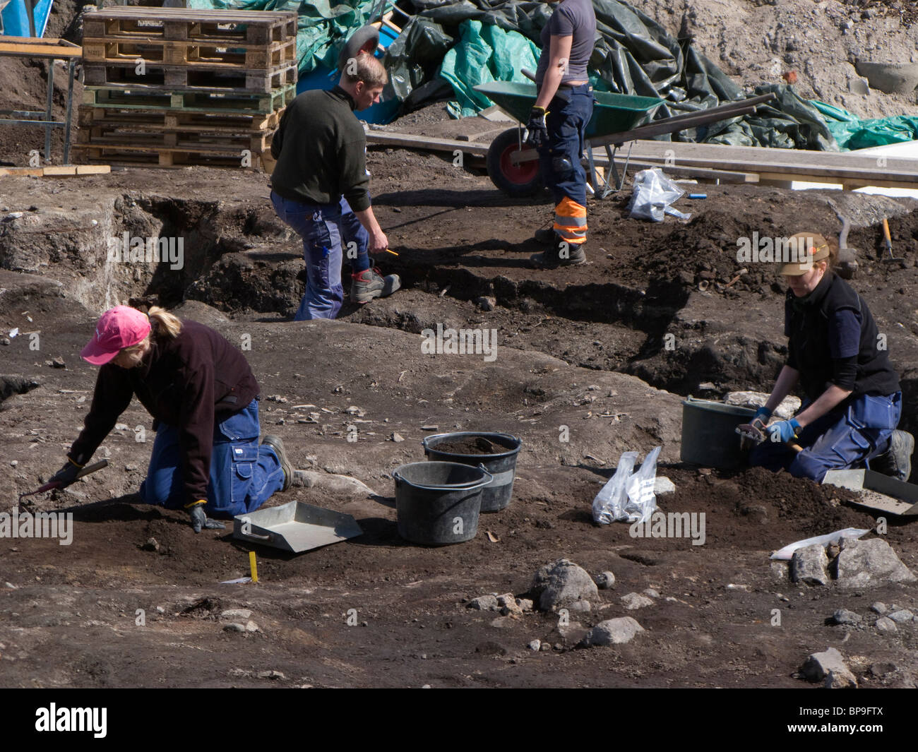 Excavación arqueológica en Nyköping, Suecia, para investigar los restos de la ciudad medieval, el 12 y 16 siglo. Foto de stock