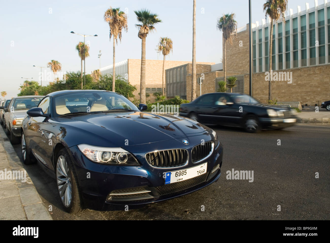 Los automóviles estacionados en el lado en Beirut, Líbano Oriente Medio Foto de stock