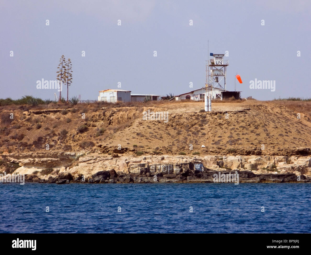 Una torre de observación de las Naciones Unidas cerca de Famagusta, Chipre. Foto de stock