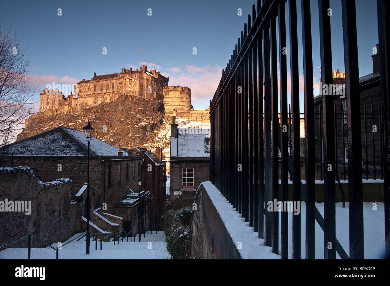 El Castillo de Edimburgo en invierno con nieve en el suelo pero bajo el sol y el cielo azul. La imagen tiene un "periodo", "viejo mundo" se sienten. Foto de stock