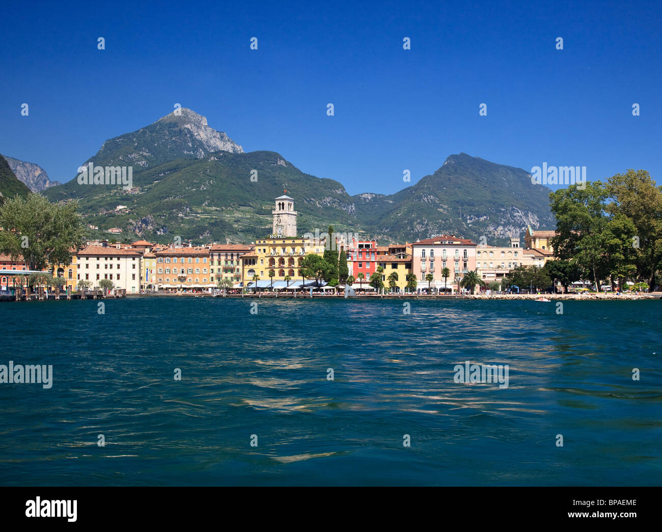 Riva del Garda en el extremo norte del Lago de Garda Trentino, Italia Foto de stock