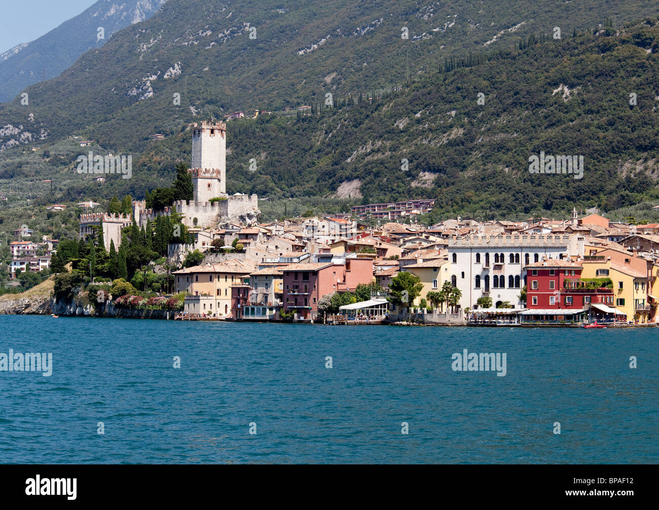 Ver frente a la costa de Malcesine, en el Lago de Garda, con el castillo de la ciudad de encuadre Foto de stock