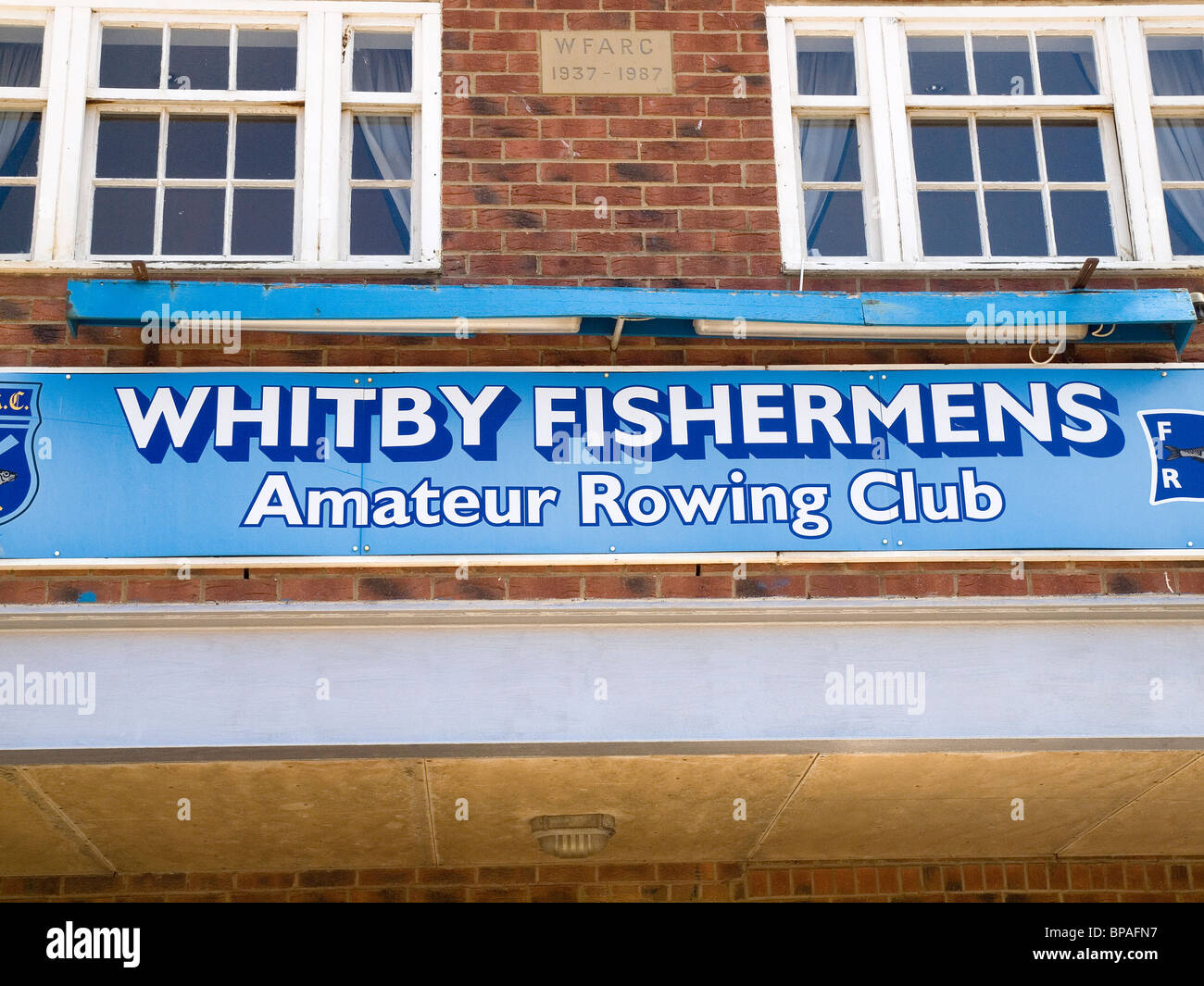 Whitby Fishermans Amateur Club de Remo de firmar en el club Foto de stock