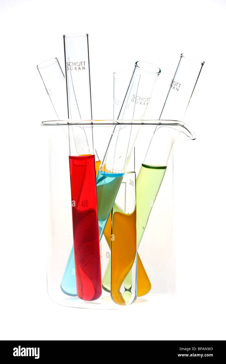 Productos químicos en tubos de ensayo. Productos químicos líquidos en un laboratorio químico. Foto de stock