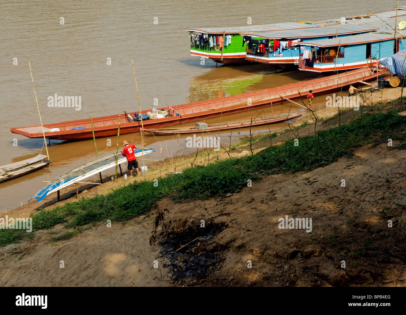Louang Phabang-Riverboats amarrados por la ribera del río Mekong. Foto de stock