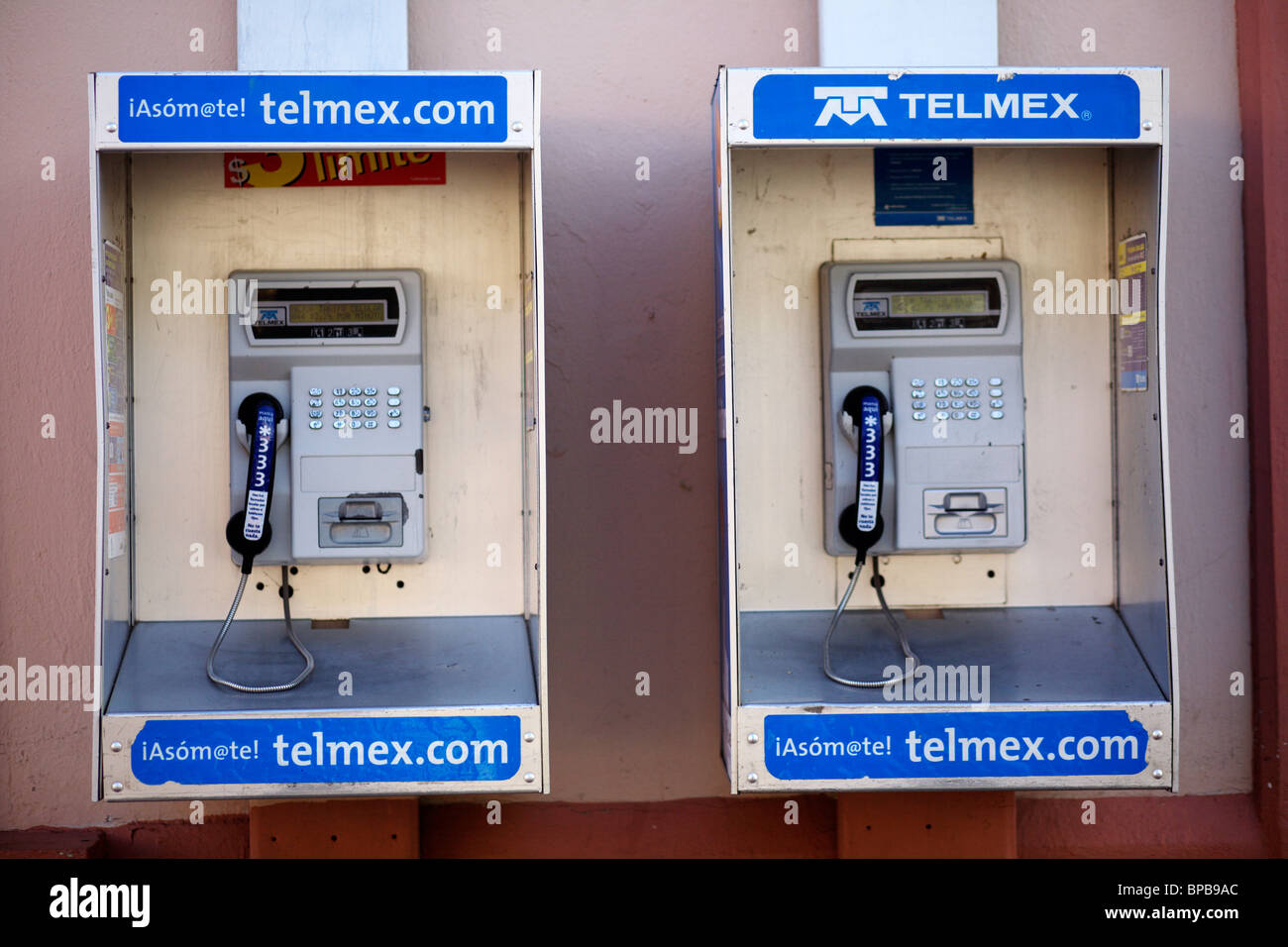 Un par de teléfonos públicos de Telmex en México Fotografía de stock Alamy