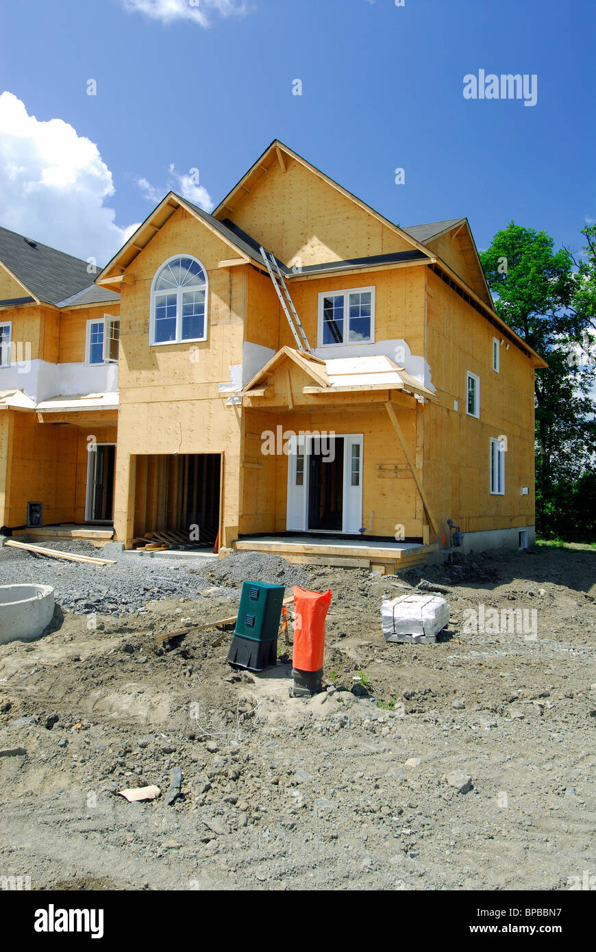 Casa nueva en construcción con el techo y Windows instalado Foto de stock