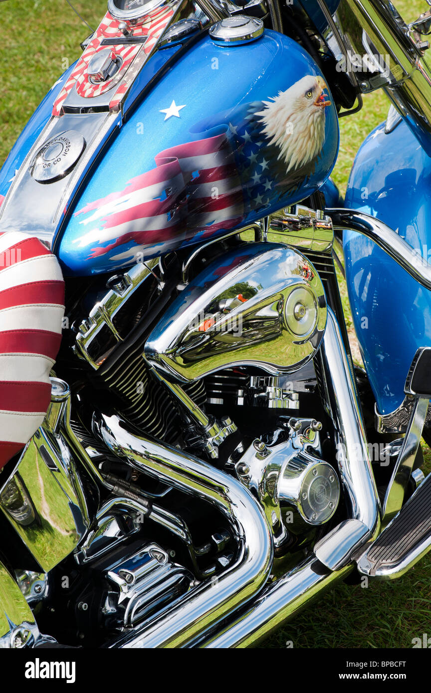 Motocicleta Harley Davidson, personalizado con el trabajo de pintura de la  bandera americana Fotografía de stock - Alamy